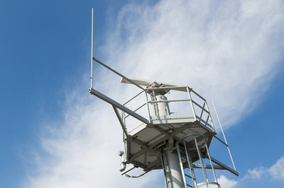 雷达塔与通讯设备的共舞